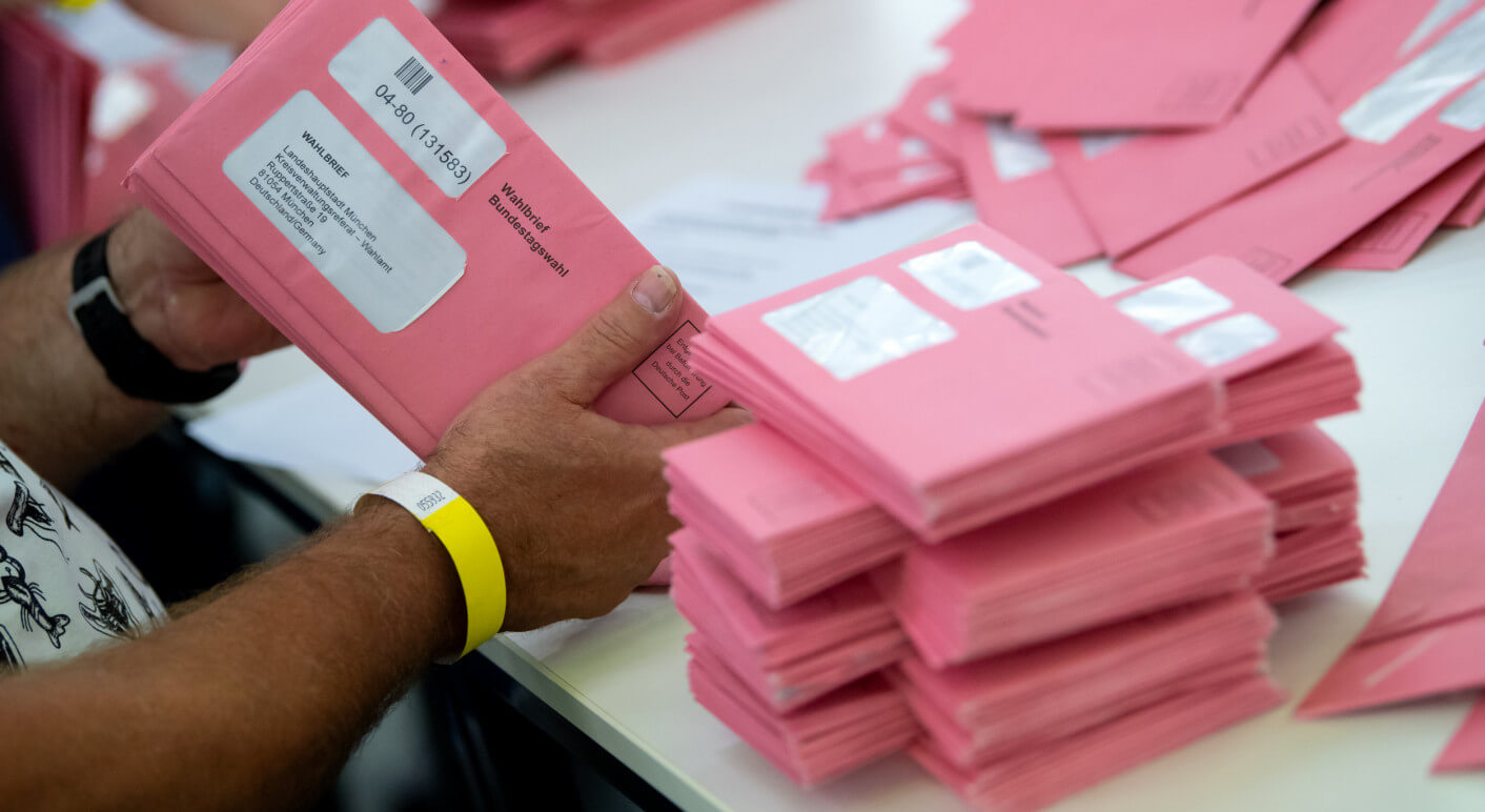 Bundestagswahl - Auszählung Briefwahl in Bayern