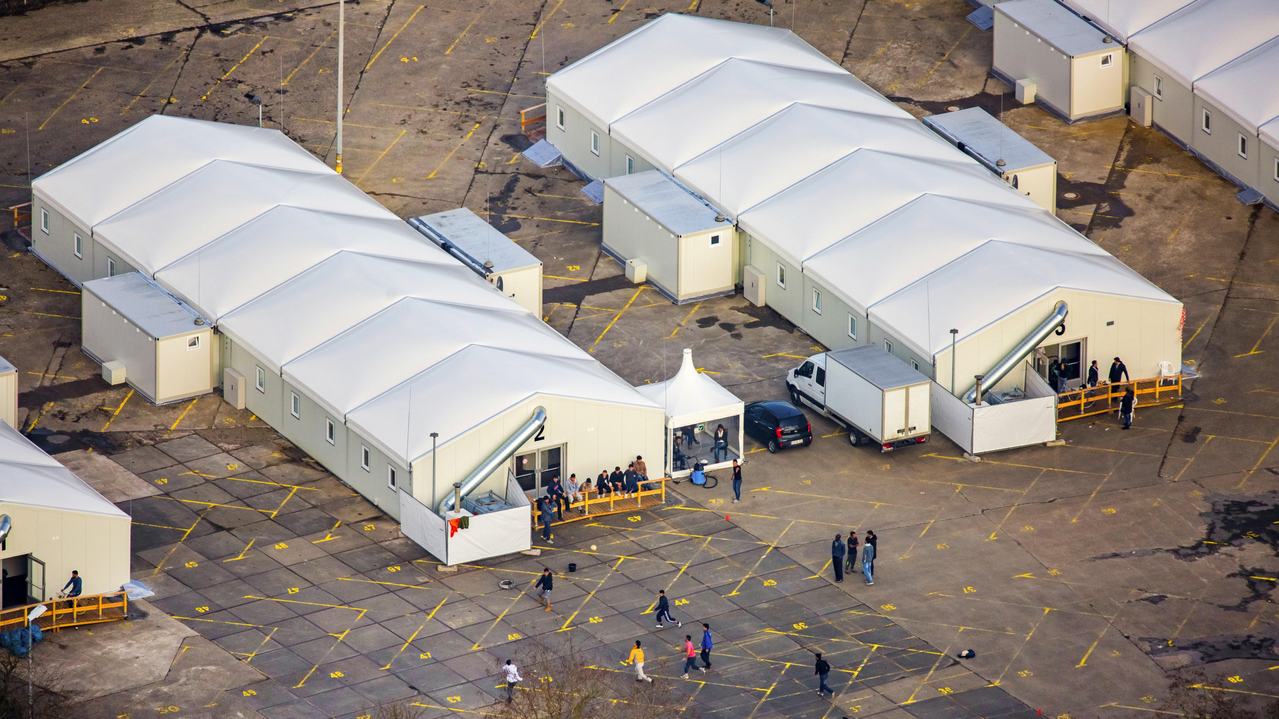 Fluechtlingsheim und Asylunterkunft, Aufbau einer Zeltstadt fuer Fluechtlinge in Leichtbauweise auf dem ehemaligen Parkplatz an der Alten Wittener Strasse in Bochum, 17.02.2016