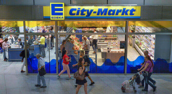 In Sozialen Netzwerken kursiert ein Schreiben eines Edeka-Markt-Inhabers, der ankündigt, auch ungeimpften Mitarbeiterinnen und Mitarbeitern ihren Lohn im Falle einer Corona-Quarantäne weiter zu zahlen (Symbolbild: Picture Alliance / Bildagentur-online/ Joko)