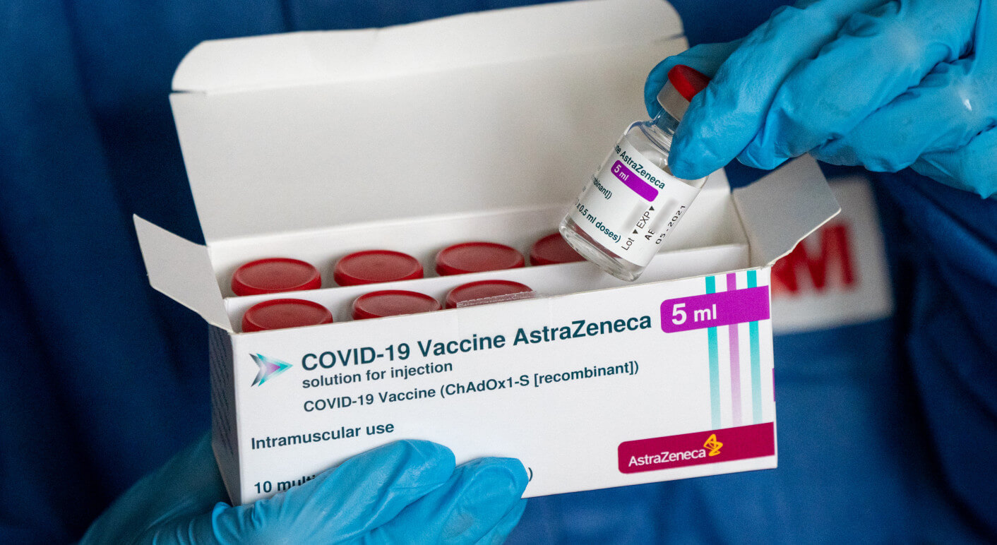Astrazeneca begann gemeinsam mit der Universität Oxford ab April 2020 einen Covid-19-Impfstoff zu entwickeln, 2018 wurden folglich auch noch keine Verpackungen dafür produziert (Symbolbild: Picture Alliance / DPA / Peter Endig)