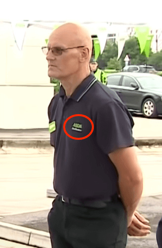 Auf der linken Brust des Mannes ist das grüne Asda-Logo zu erkennen