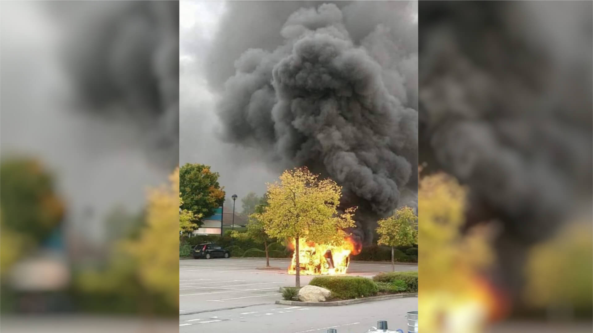 Ein Foto eines brennenden Autos auf einem Parkplatz