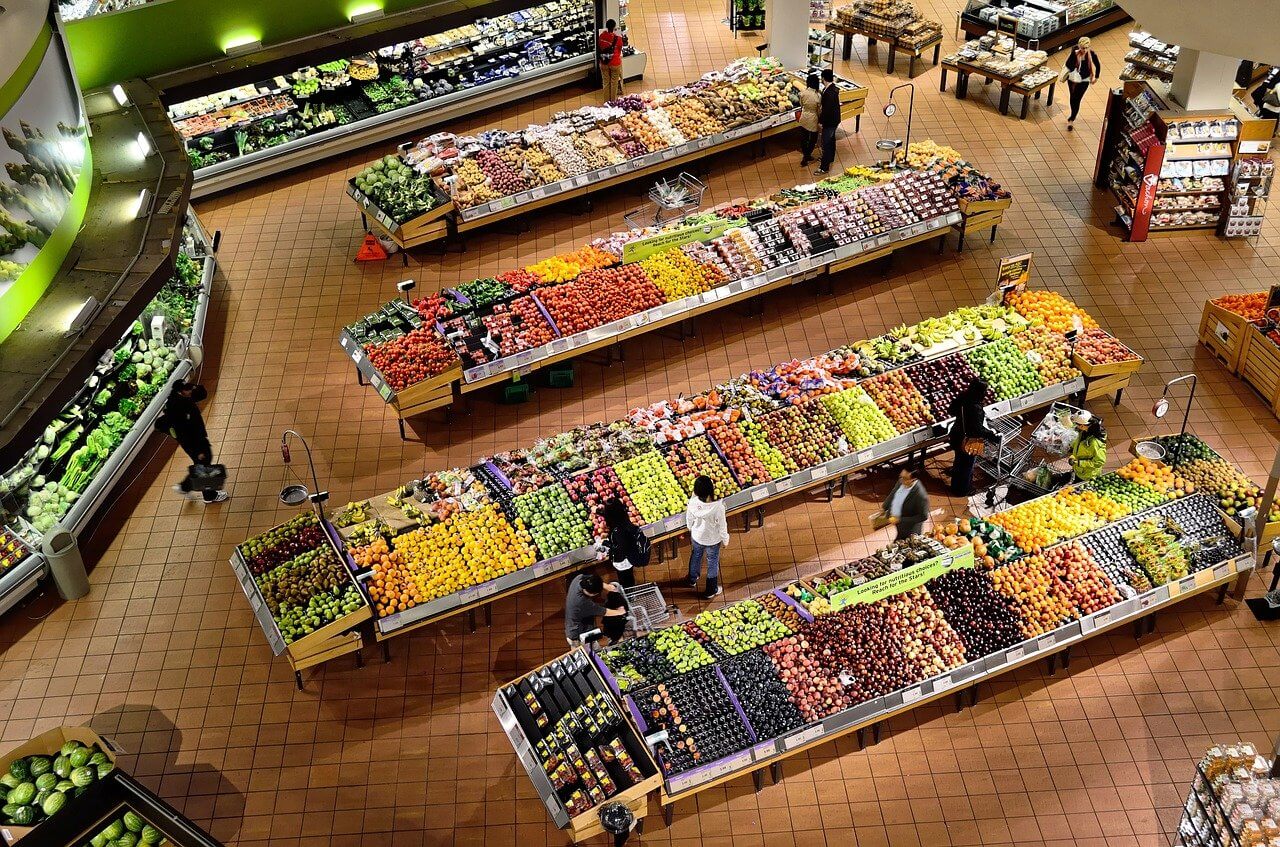 Eine Gemüseabteilung eines Supermarktes von oben