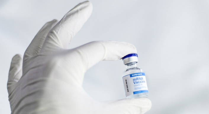 Medizinischer Handschuh mit mRNA-Impfstoff