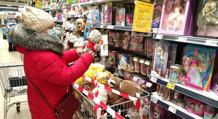 Frau im Supermarkt in Lettland 2020