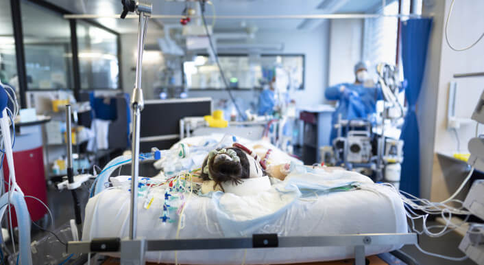Daten zum Impfstatus von Covid-19-Patienten auf Intensivstationen gibt es nicht erst seit Mitte Dezember, wie in aktuellen Beiträgen auf Facebook suggeriert wird (Symbolbild: Picture Alliance/ Keystone/ Gaetan Bally)