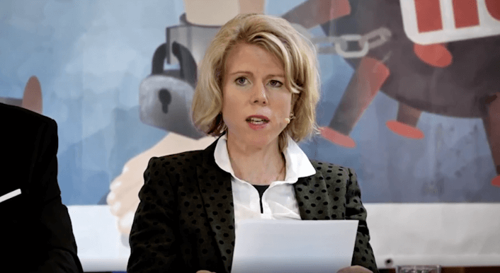 Auf einer Pressekonferenz des Vereins Aletheia verbreitet Kati Schepis zahlreiche Falschbehauptungen über die zugelassenen Covid-19-Impfstoffe