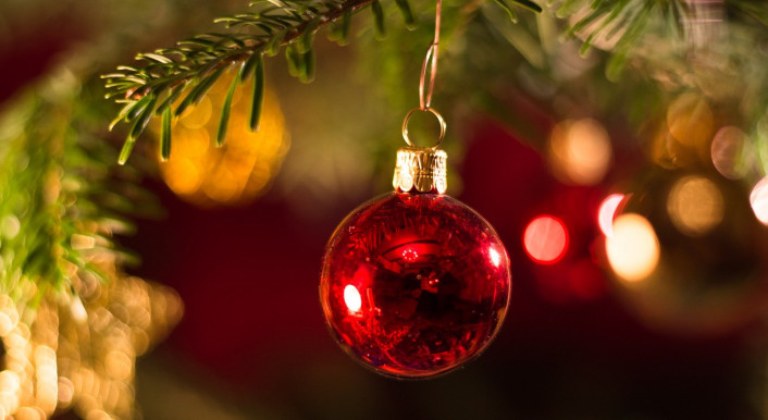 Rote Kugel an einem Weihnachtsbaum