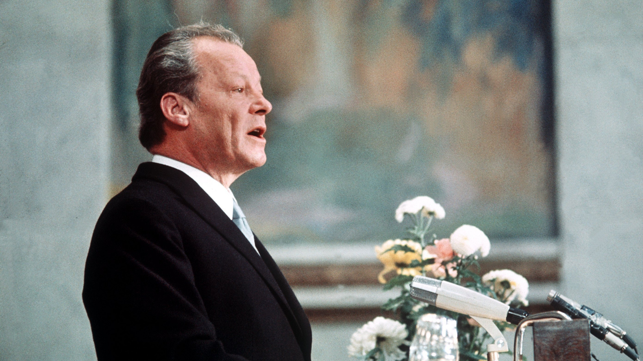 Auf Facebook kursiert ein unbelegtes Zitat von Ex-Kanzler Willy Brandt. Das Foto zeigt ihn im Dezember 1971 bei seiner Dankesrede nach dem Erhalt des Friedensnobelpreises. (Archivbild: Picture Alliance / DPA / NTB)