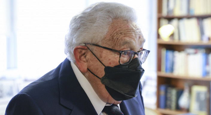 Bereits seit 2019 kursiert ein falsches Zitat des ehemaligen US-Außenministers Henry Kissinger. Hier zu sehen ist er im September 2021 in New York. (Symbolbild: Picture Alliance / DPA / Russian Foreign Ministry)