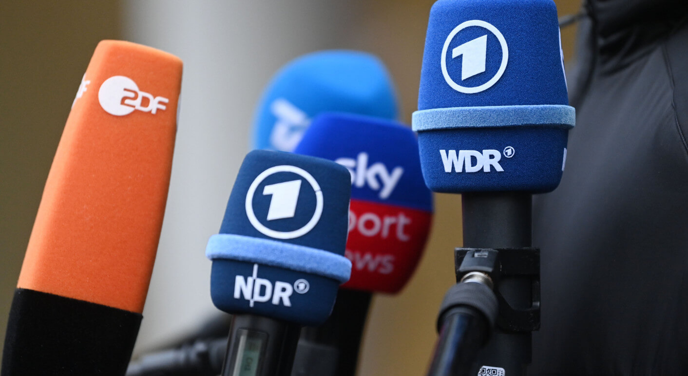 In Sozialen Netzwerken kursiert die Behauptung, das ZDF bezahle Demonstrierende für einen Protest gegen „Coronaleugner“. Doch das stimmt nicht, für einen TV-Beitrag soll ein Ereignis von 2020 nachgestellt werden (Symbolbild: Picture Alliance / Marijan Murat)