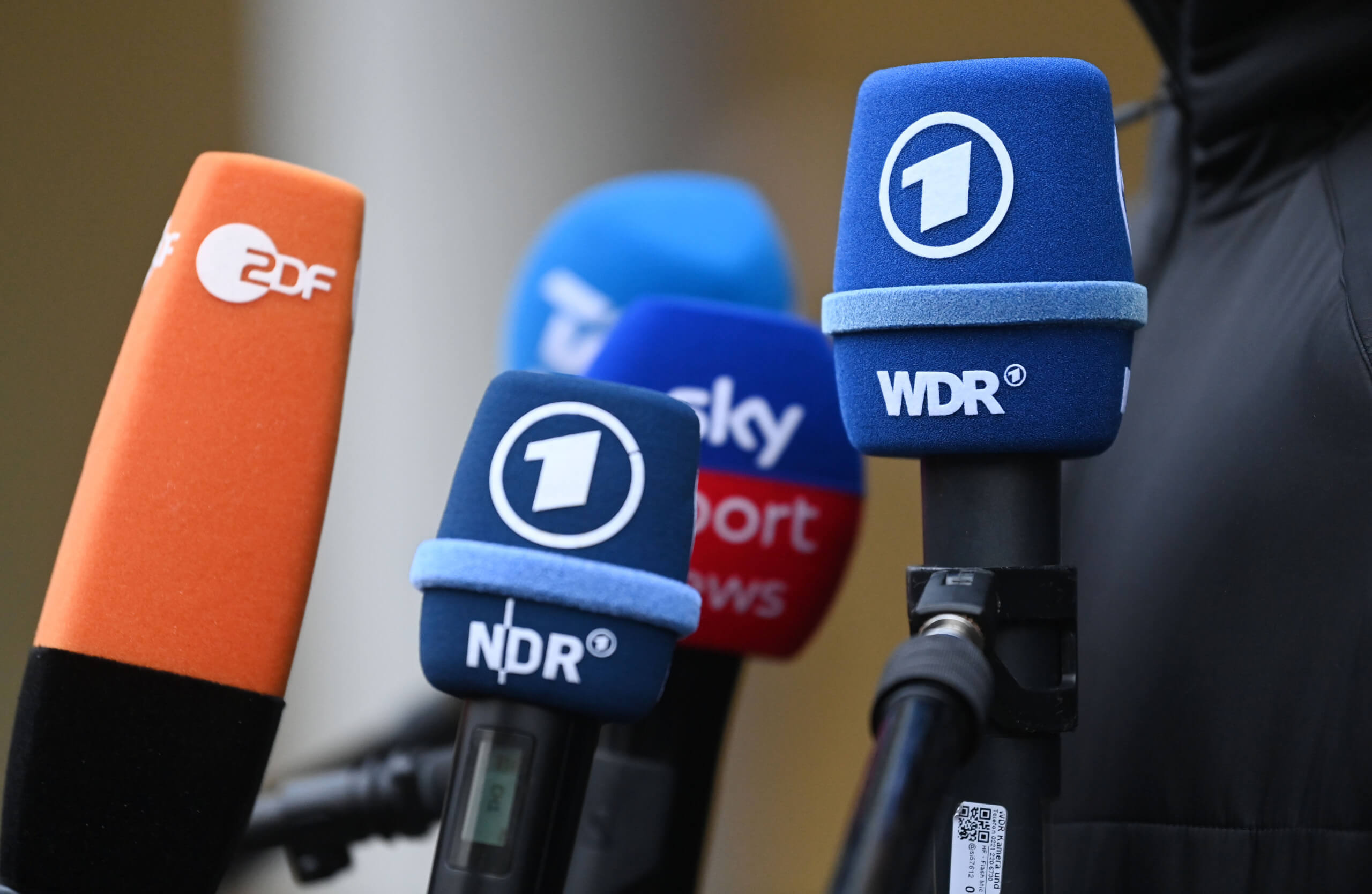 In Sozialen Netzwerken kursiert die Behauptung, das ZDF bezahle Demonstrierende für einen Protest“. Doch das stimmt nicht, für einen TV-Beitrag soll ein Ereignis von 2020 nachgestellt werden (Symbolbild: Picture Alliance / Marijan Murat)