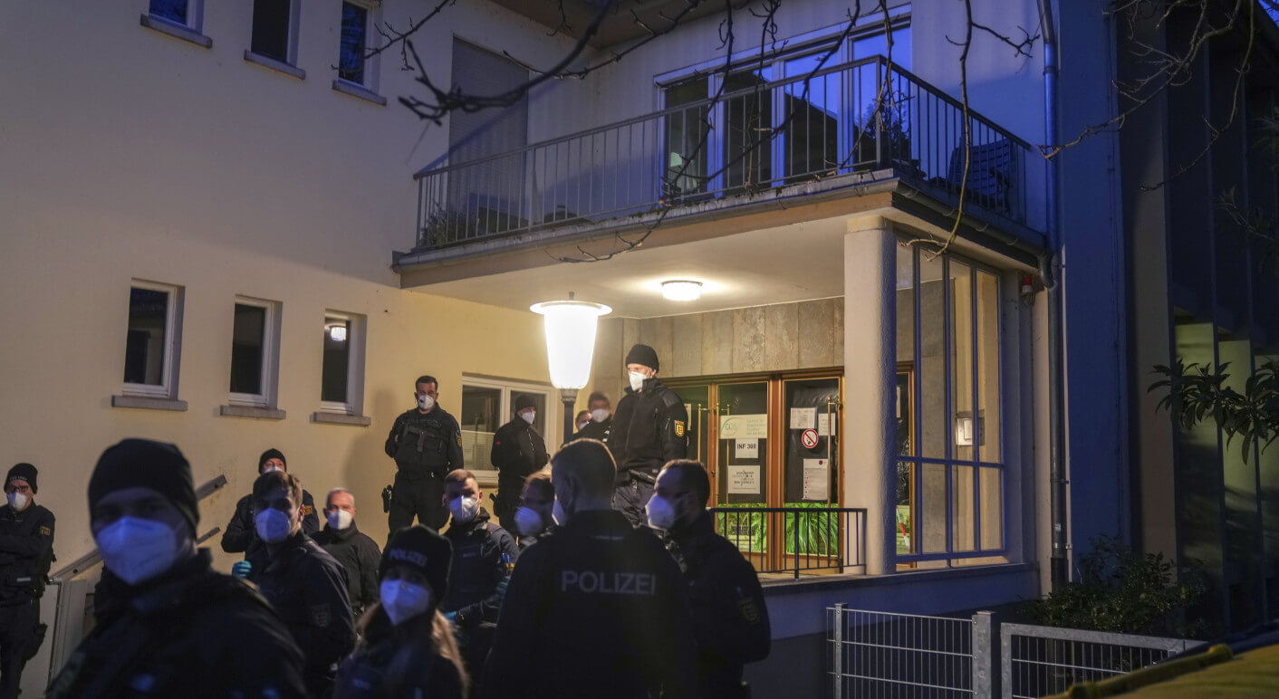 Polizisten stehen vor dem Gebäude der Universität Heidelberg in dem am 24. Januar ein Amokläufer auf Studierende schoss (Credit: Picture Alliance / Associated Press / Michael Probst)