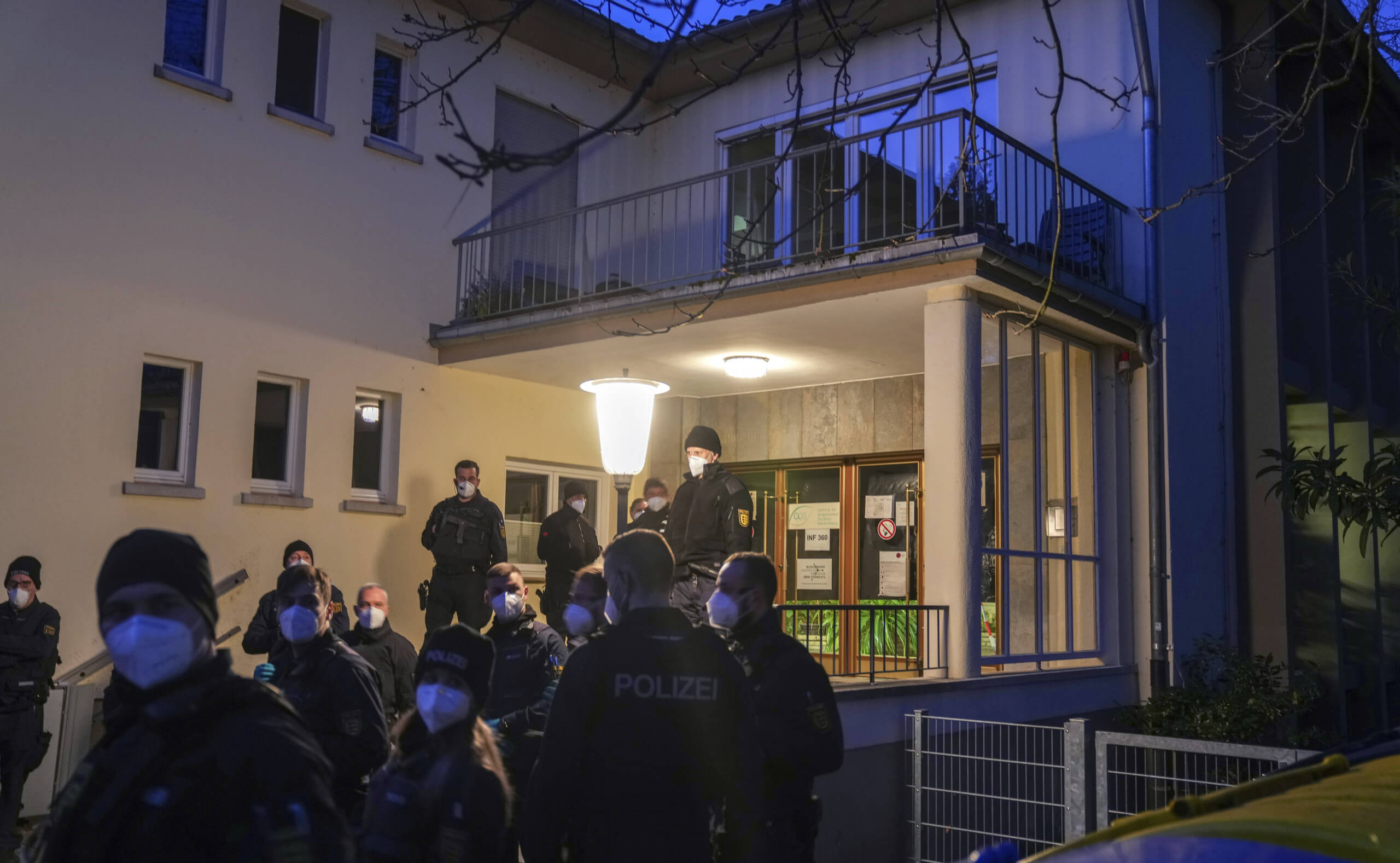 Polizisten stehen vor dem Gebäude der Universität Heidelberg in dem am 24. Januar ein Amokläufer auf Studierende schoss (Credit: Picture Alliance / Associated Press / Michael Probst)