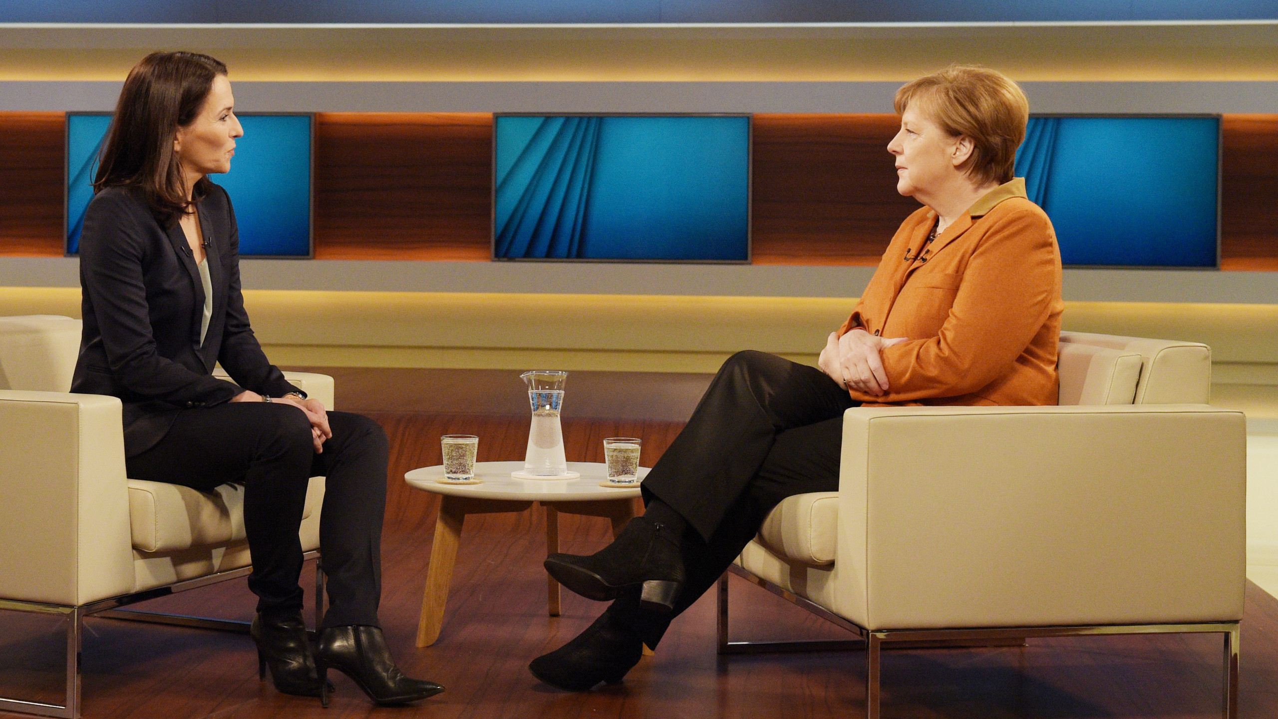 Es gibt keine Belege, dass Talkshow-Moderatorin Anne Will, hier im Jahr 2016 zusammen mit Angela Merkel, eine Spende von der Gates-Stiftung erhalten hätte (Archivbild: Picture Alliance / DPA / Rainer Jensen)