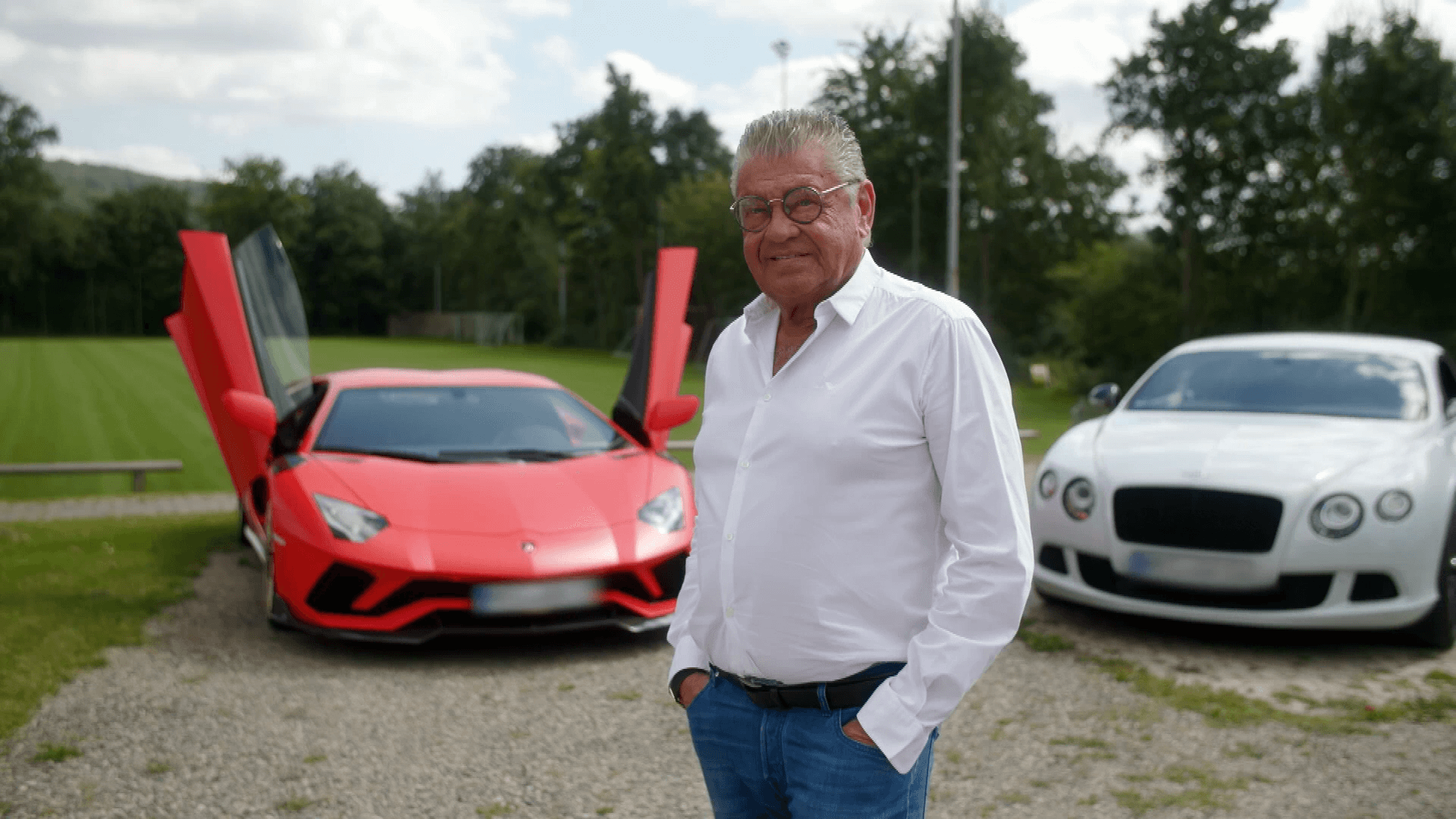 Der Fußball-Mäzen und Unternehmer Gerhard Klapp steht vor seinem Sportwagen.