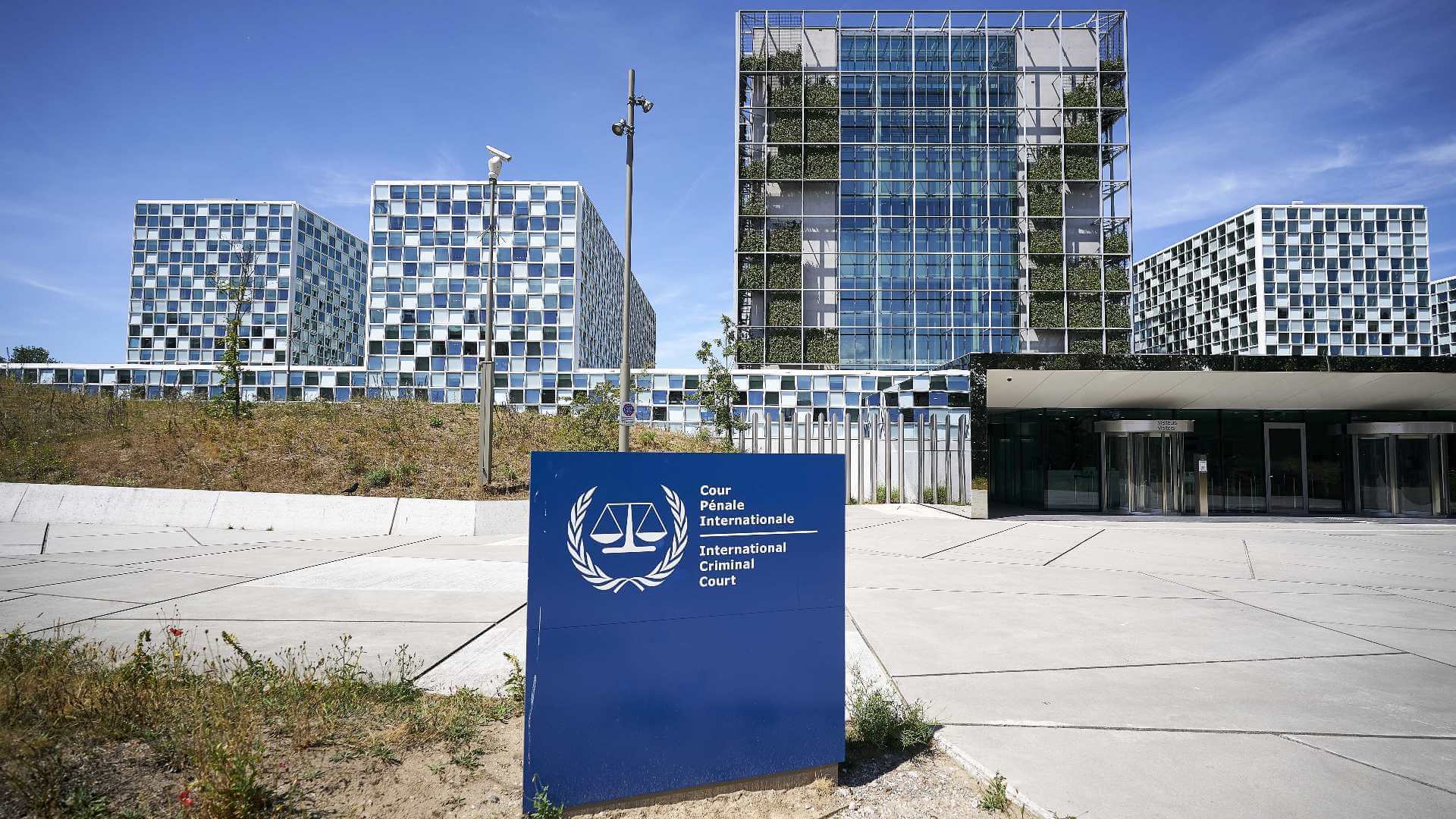 Dem Internationalen Strafgerichtshof in Den Haag wurden Unterlagen eingereicht, die belegen sollen, dass Boris Johnson und Bill Gates Verbrechen gegen die Menschlichkeit begangen haben sollen