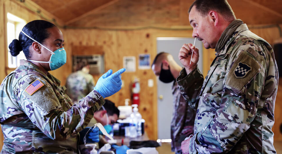 US-Soldat bei einem Covid-19-Test