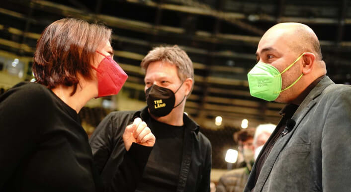 Omid Nouripour (rechts) wurde gemeinsam mit Ricarda Lang zum Nachfolger an der Parteispitze der Grünen gewählt. Zuvor führten Annalena Baerbock und Robert Habeck die Partei