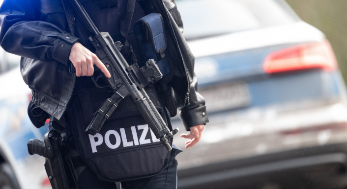 Bewaffneter Polizist