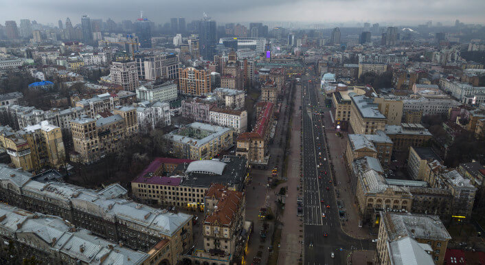 Die Hauptstadt Kiew am Morgen nach dem Angriff russischer Truppen auf die Ukraine (Foto: Picture Alliance / Associated Press / Emilio Morenatti)