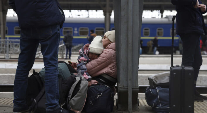 Eine Frau mit ihrem Kind am Bahnhof von Lwiw im Westen der Ukraine (Sybolbild: Picture Alliance / Associated Press / 三浦邦彦)