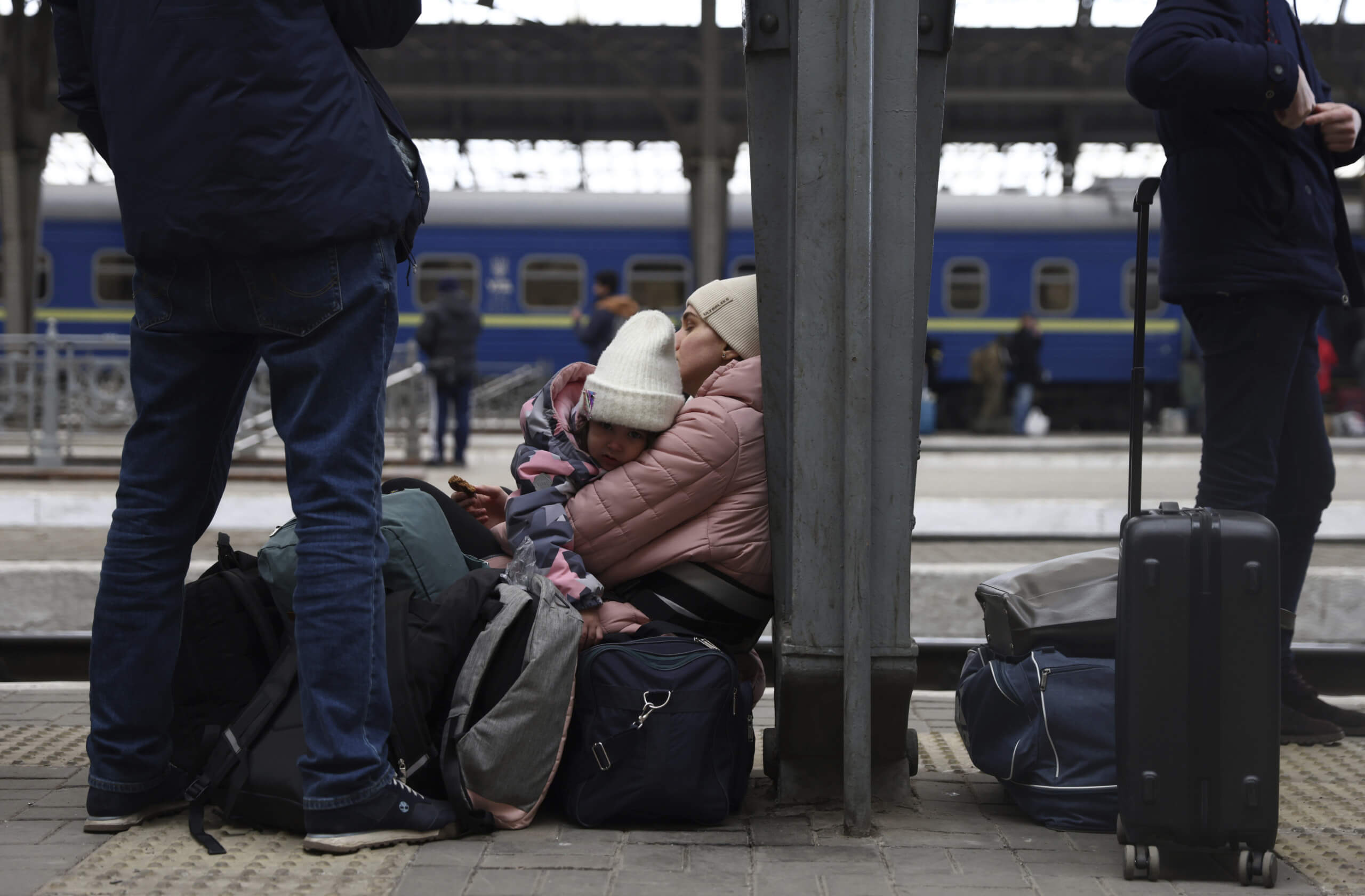 Eine Frau mit ihrem Kind am Bahnhof von Lwiw im Westen der Ukraine (Sybolbild: Picture Alliance / Associated Press / 三浦邦彦)