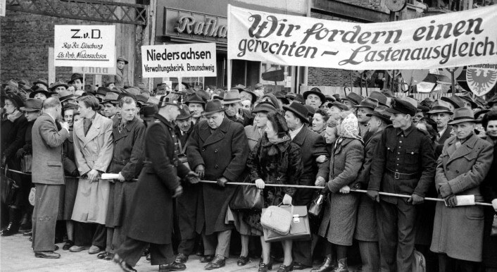 Aufnahme einer Demonstration in Bonn im Jahr 1951. Anlass war der Regierungsentwurf für das Lastenausgleichsgesetz.