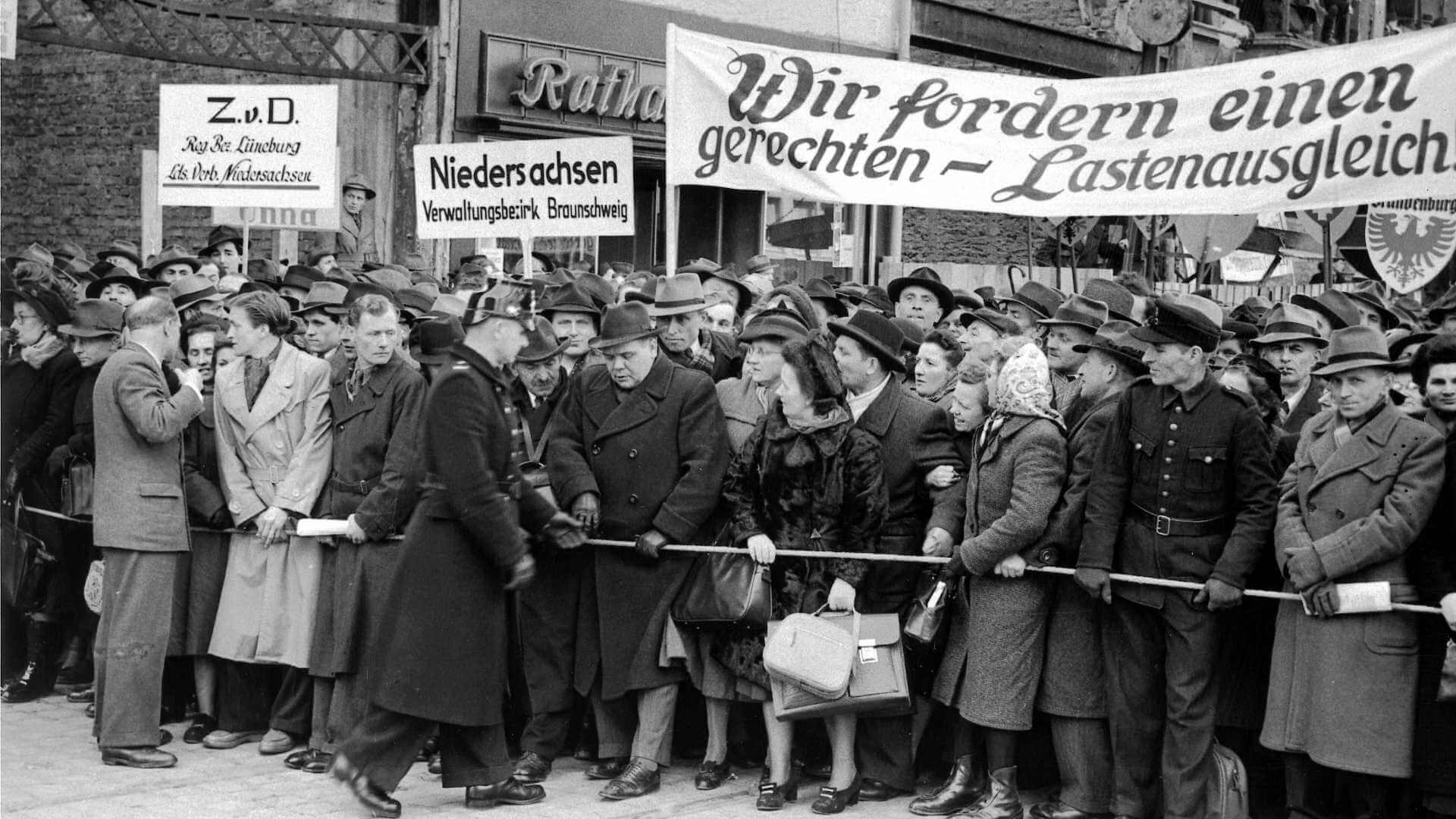 Aufnahme einer Demonstration in Bonn im Jahr 1951. Anlass war der Regierungsentwurf für das Lastenausgleichsgesetz.