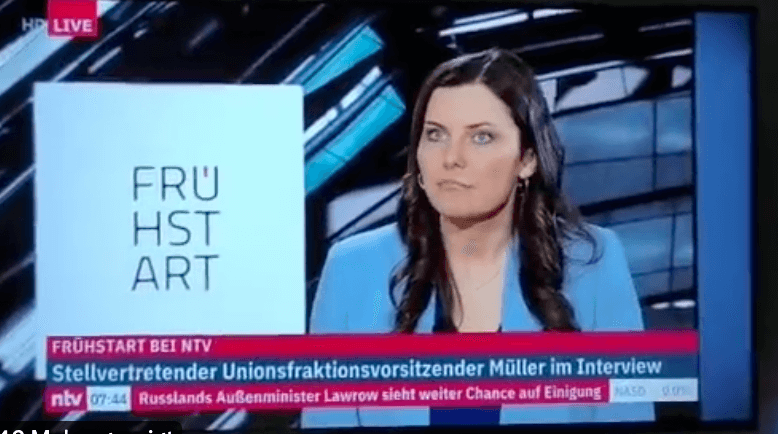Während der Sendung „Frühstart” erlitt die Die NTV-Reporterin Clara Pfeffer einen Schwächeanfall (Quelle: Twitter / Screenshot: CORRECTIV.Faktencheck)