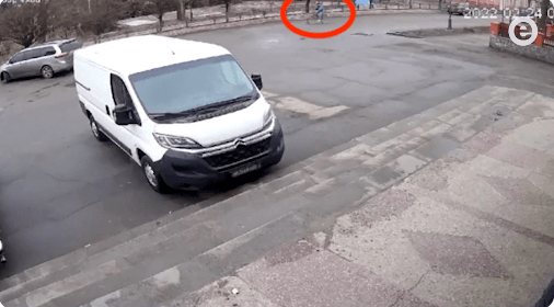 Videoaufnahme der Überwachungskamera kurz vor dem Einschlag. Die Person auf dem Fahrrad ist am oberen Bildrand mittig zu sehen und trägt eine grüne Hose. (Quelle: Twitter / Screenshot: CORRECTIV.Faktencheck)