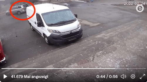 Die Aufnahme der Überwachungskamera nach dem Einschlag – das silberne Auto (rot markiert) ist beschädigt (Quelle: Twitter; Screenshot: CORRECTIV.Faktencheck)