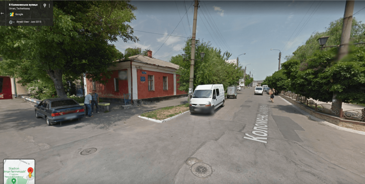 Das rote Haus in der Straße in Uman, Ukraine (Quelle: Archivbild von Google Streetview 2015; Screenshot: CORRECTIV.Faktencheck)