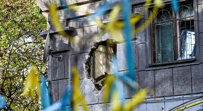 Ein Loch in der Wand eines Wohnhauses, das durch einen Raketenangriff der russischen Truppen beschädigt wurde, Saporischschja, Südosten der Ukraine, Oktober 2022.