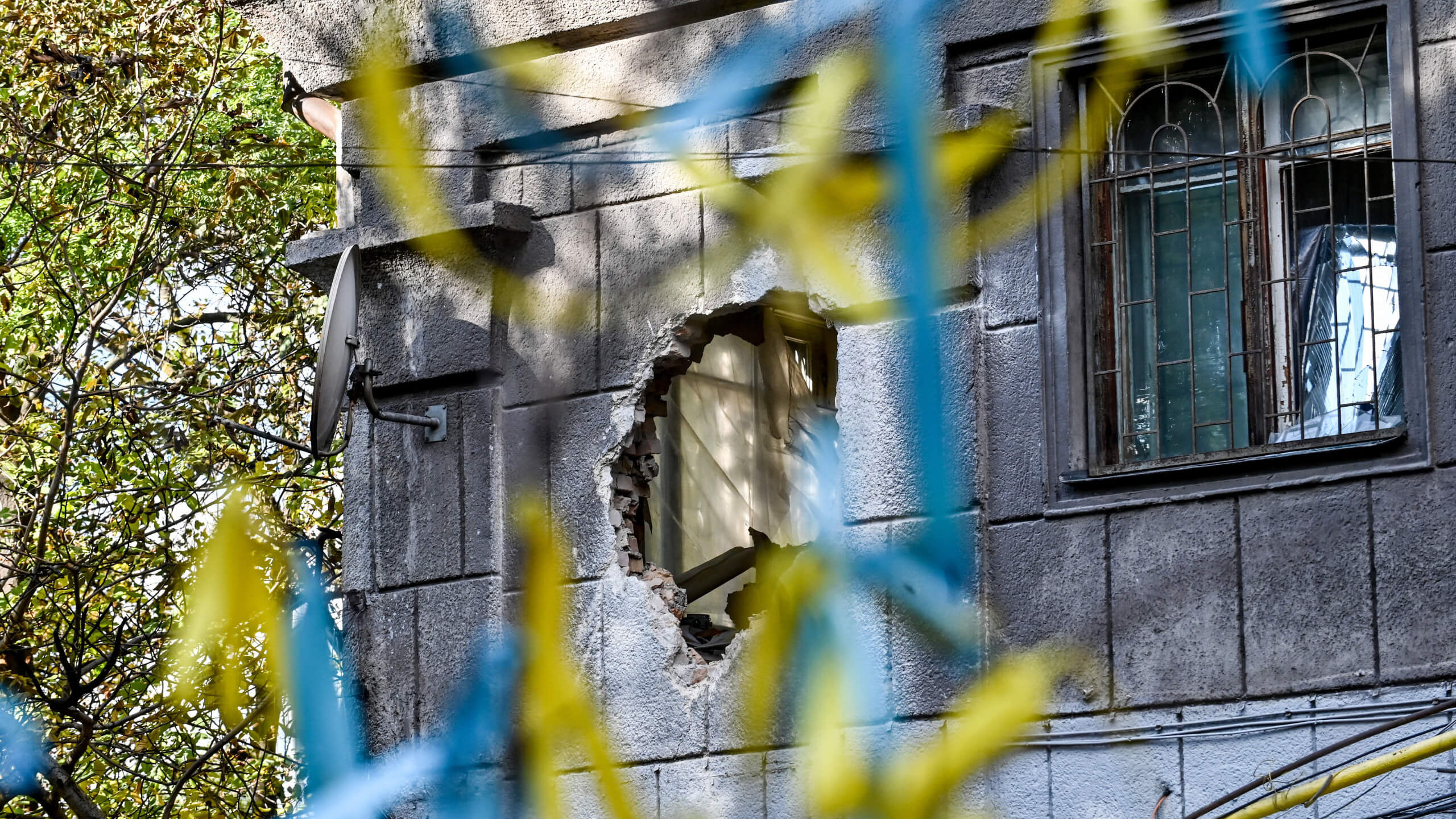 Ein Loch in der Wand eines Wohnhauses, das durch einen Raketenangriff der russischen Truppen beschädigt wurde, Saporischschja, Südosten der Ukraine, Oktober 2022.