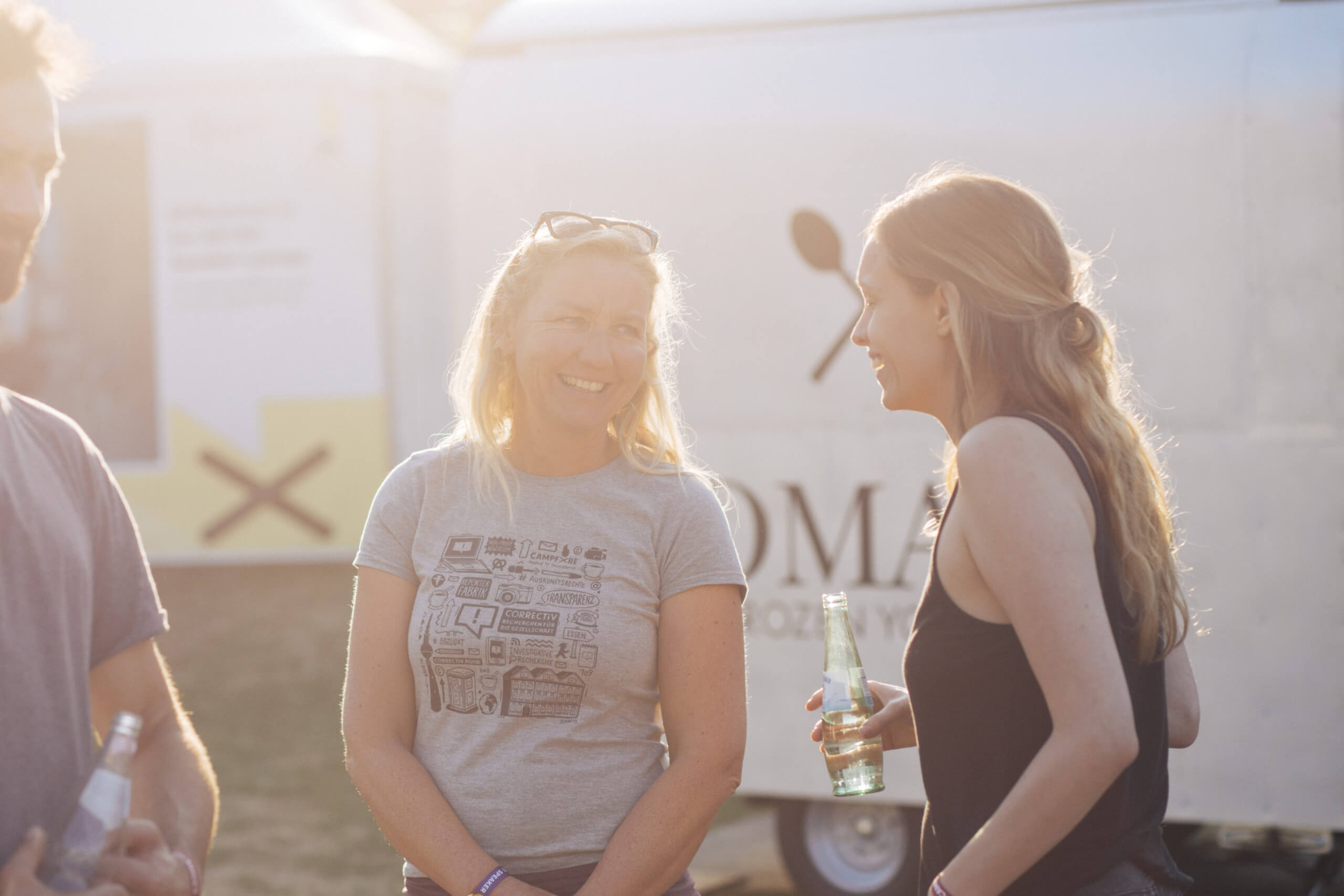 Am 27. August 2022 veranstaltet CORRECTIV ein Klima-Barcamp auf dem Campfire Festival in Düsseldorf. Unsere Klimareporterinnen Annika Joeres (l.) und Katarina Huth (r.) waren schon 2019 dabei. (Foto: Ivo Mayr)