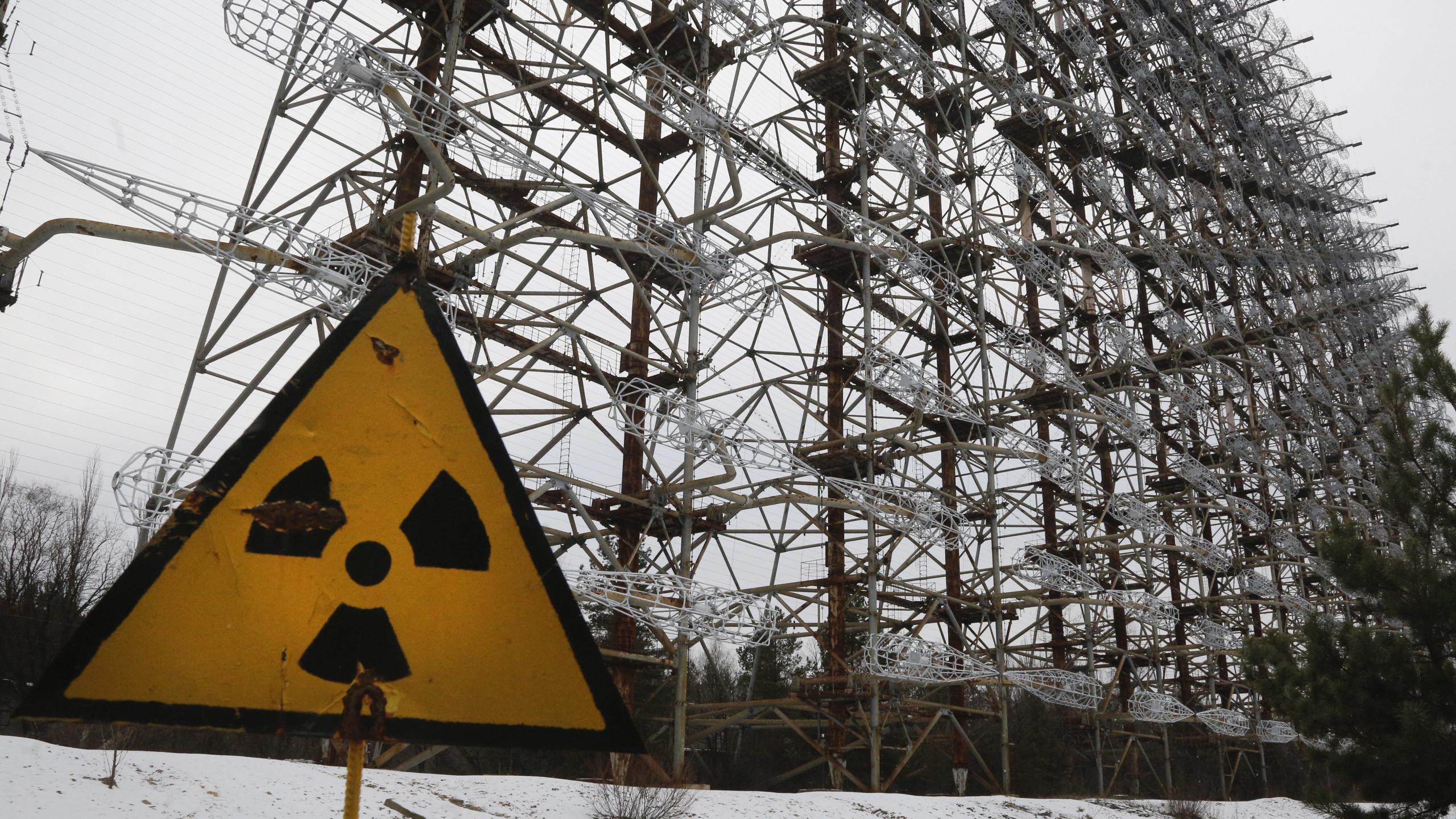 Ein Radarsystem aus der Sowjet-Zeit hinter einem Radioaktivistätsschild in Tschernobyl. Das Kraftwerksgelände in Tschernobyl wurde am 24. Februar 2022 von russischen Truppen eingenommen (Credit: Picture Alliance / Associated Press / Efrem Lukatsky)
