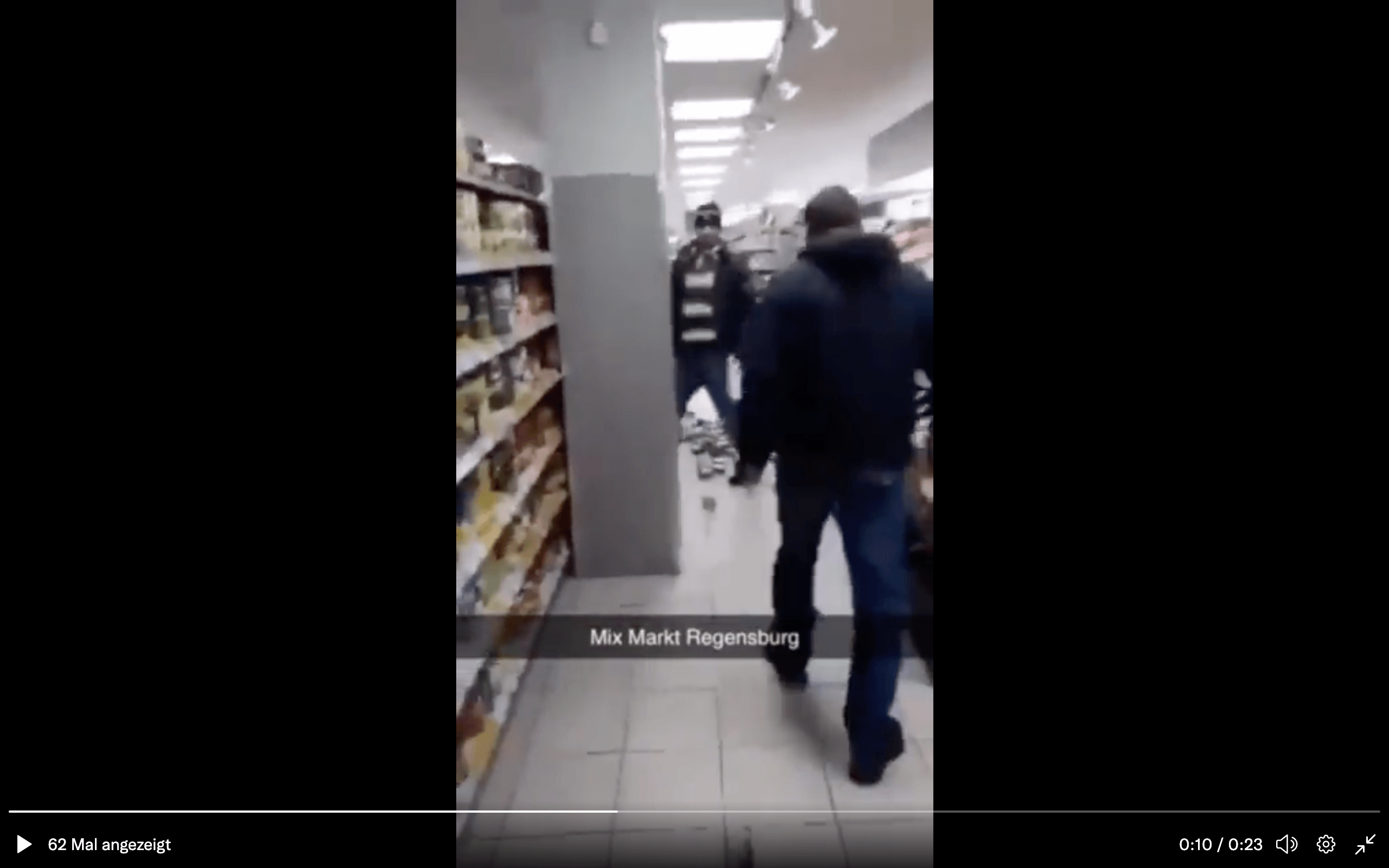 In dem Video prügelt ein Mann auf einen anderen ein (Quelle: Twitter; Screenshot: CORRECTIV.Faktencheck)