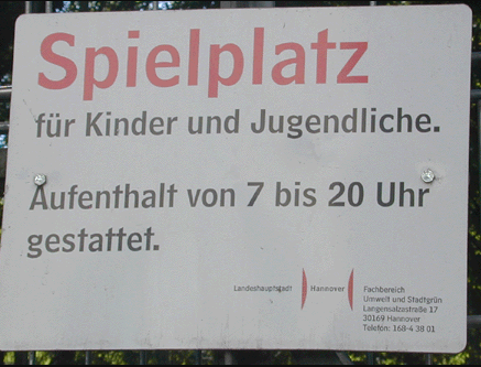Auf dem Spielplatz-Schild in Hannover steht das auf dem kursierenden Beitrag abgebildete Wort „Kinderinnen“ nicht