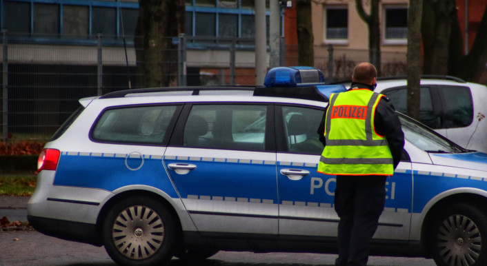 Die Polizei Bonn spricht von einem gezielten Fake, der im Zusammenhang mit einem angeblich zu Tode geprügelten 16-Jährigen in Euskirchen verbreitet wird (Symbolbild: Unsplash / Jonas Augustin)