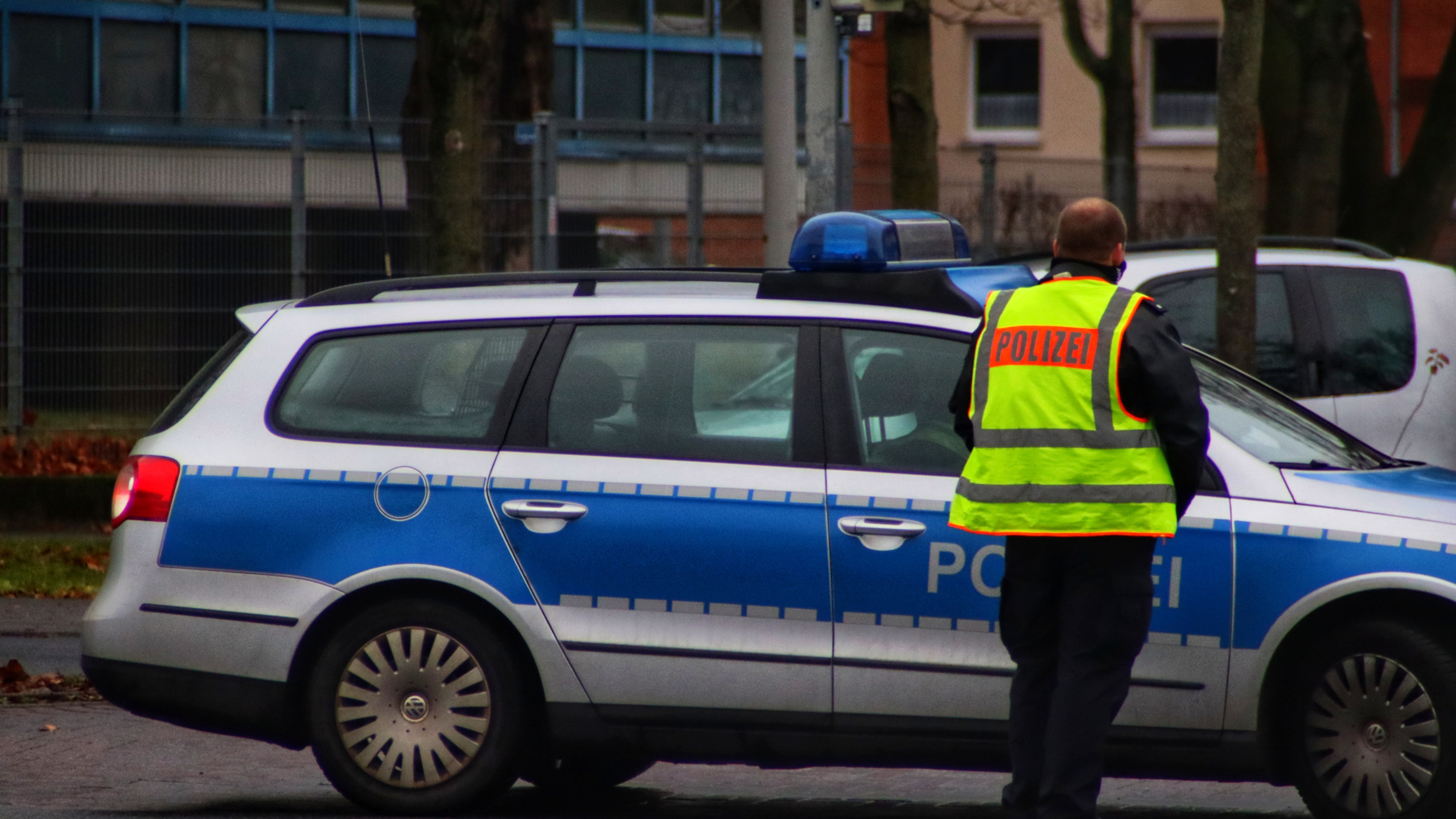 Die Polizei Bonn spricht von einem gezielten Fake, der im Zusammenhang mit einem angeblich zu Tode geprügelten 16-Jährigen in Euskirchen verbreitet wird (Symbolbild: Unsplash / Jonas Augustin)