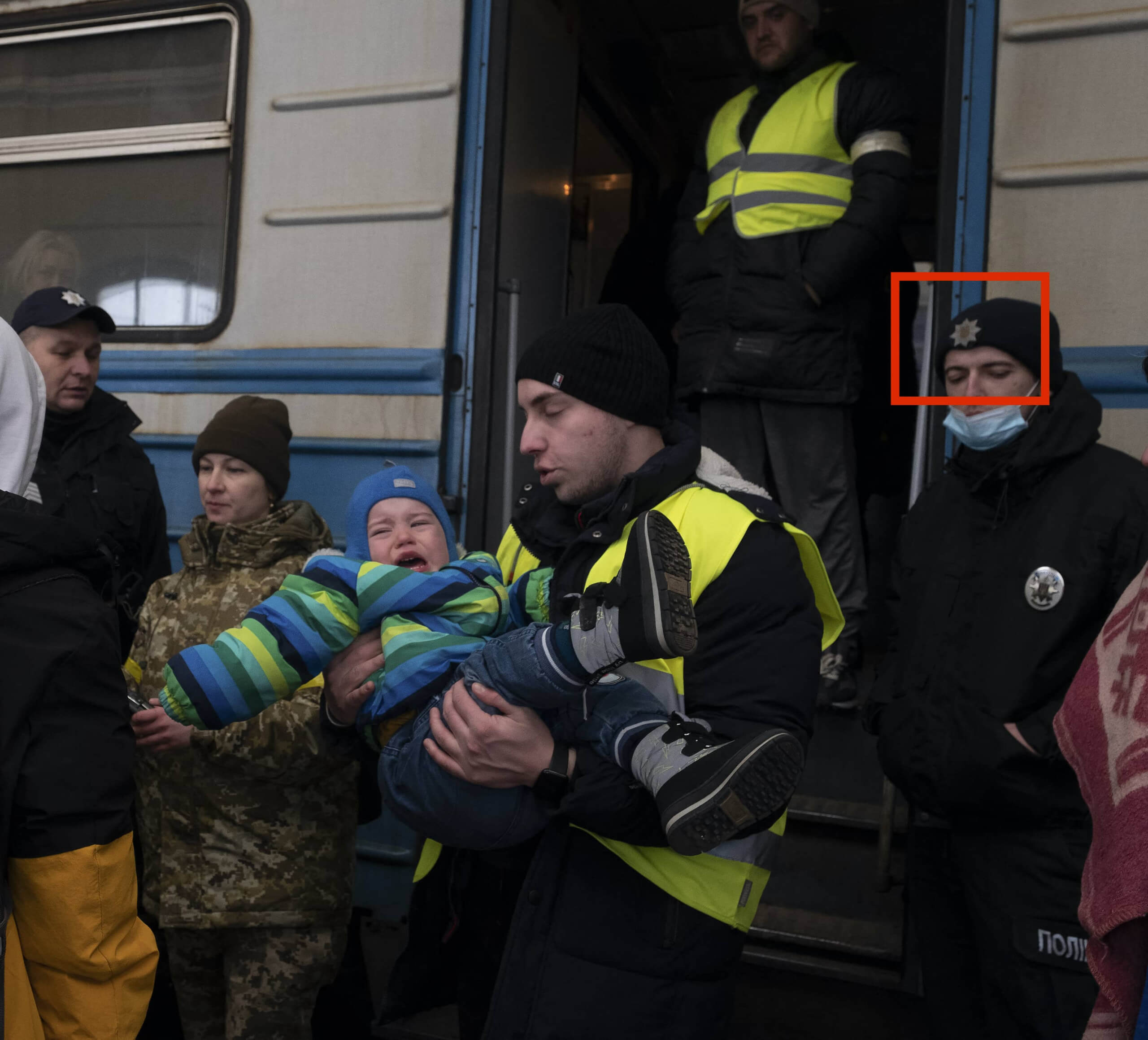 Polizisten in Lwiw helfen Flüchtlingen vor dem Krieg Russlands in der Ukraine