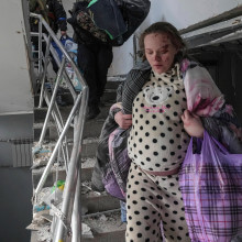 Patientin auf einer Entbindungsstation in Mariupol