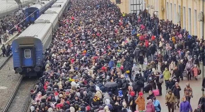 Flüchtlinge am Bahnhof in Charkiw