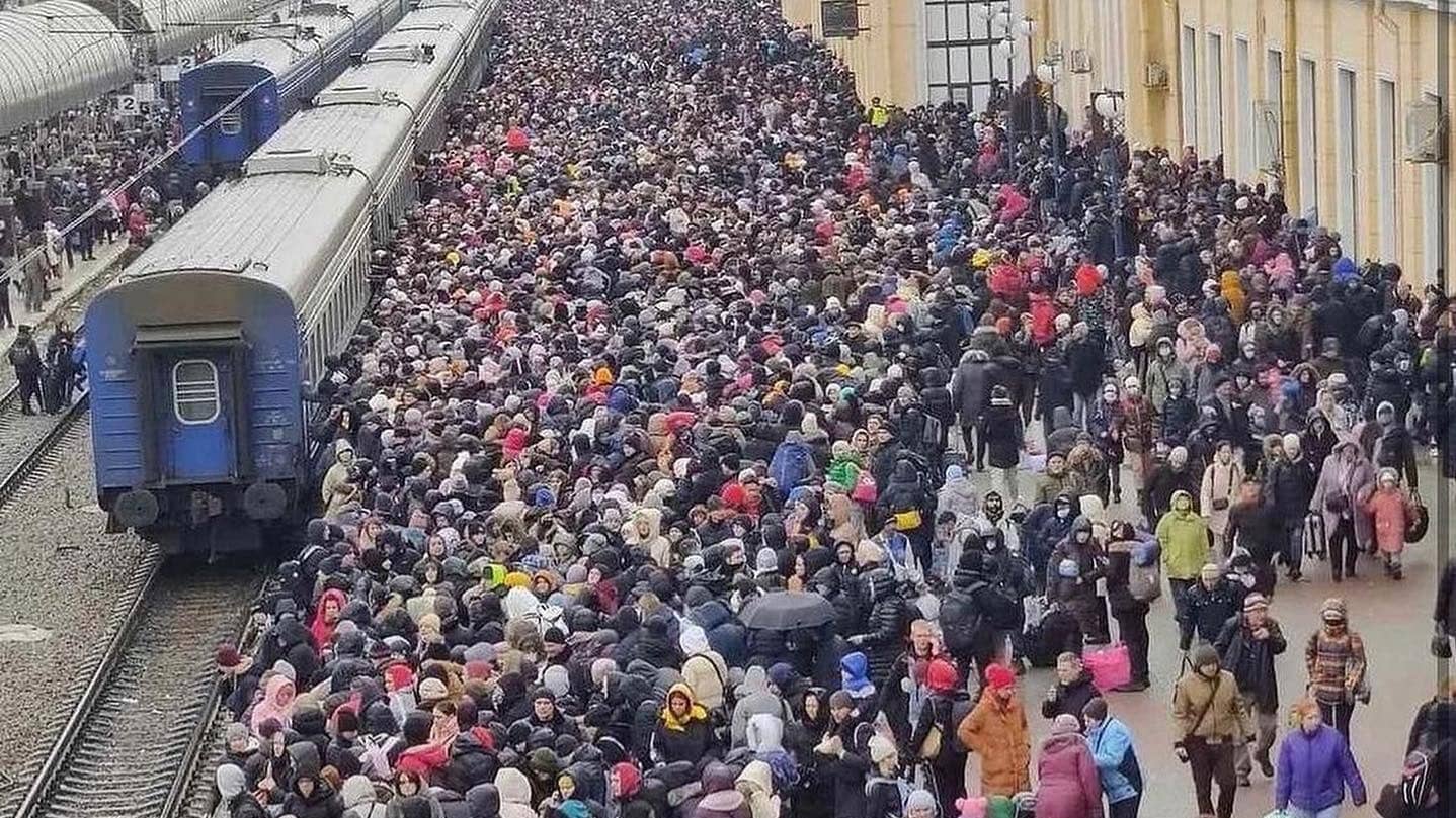 Flüchtlinge am Bahnhof in Charkiw