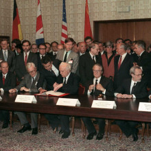 Im Moskauer Hotel „Oktober“ unterzeichneten am 12. September 1990 die Außenminister der beiden deutschen Staaten und der vier Siegermächte den Zwei-plus-Vier-Vertrag (v.l.n.r): James Baker (USA), Douglas Hurd (Großbritannien), Eduard Schewardnadse (Sowjetunion), Roland Dumas (Frankreich), Lothar de Maiziere (DDR) und Hans-Dietrich Genscher (BRD)