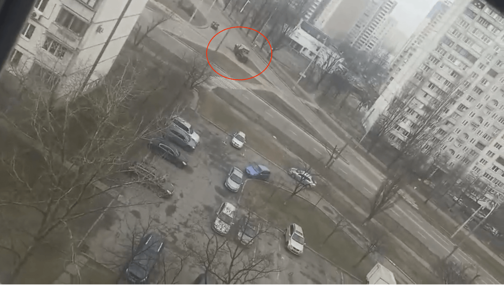 Ausschnitt aus einem Video, das zeigt, wie ein Militärjeep in Kiew unter Beschuss genommen wird