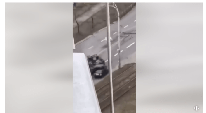 Ein Video in Sozialen Netzwerken zeigt: In Kiew überfuhr ein Militärfahrzeug ein schwarzes Auto