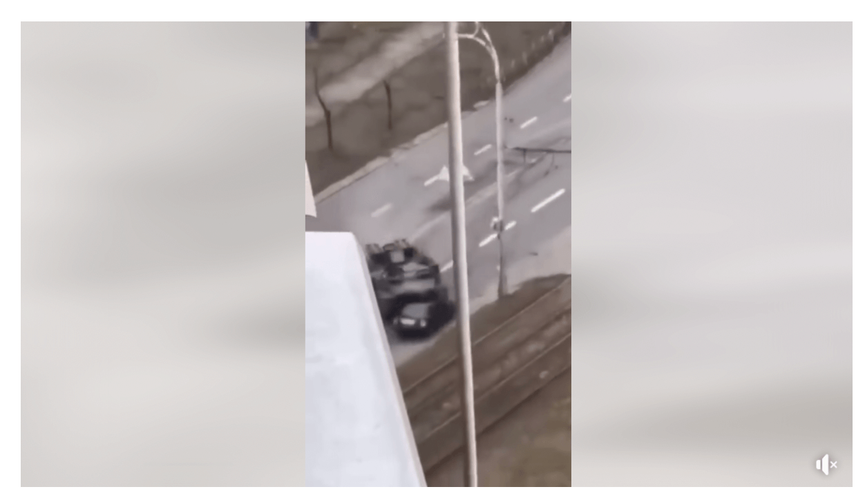 Ein Video in Sozialen Netzwerken zeigt: In Kiew überfuhr ein Militärfahrzeug ein schwarzes Auto