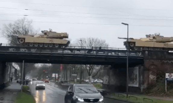 Diese Panzer gehören dem US-Militär und wurden nach Polen transportiert – allerdings im Rahmen einer Truppen-Rotation, die bereits vor Beginn des Kriegs in der Ukraine geplant war (Quelle: Facebook; Screenshot: CORRECTIV.Faktencheck)